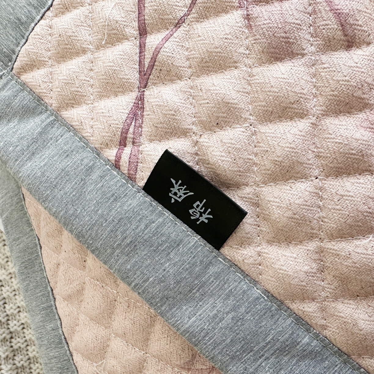 91家纺网 家纺一手货源 找家纺 凌云家纺 2026新款复古棉麻老粗布夹棉枕巾 紫叶繁花