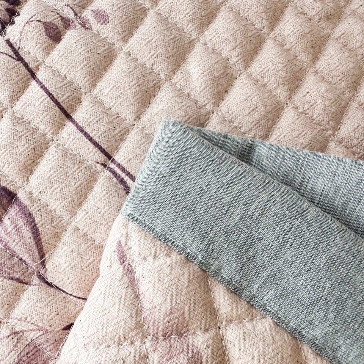 91家纺网 家纺一手货源 找家纺 凌云家纺 2026新款复古棉麻老粗布夹棉枕巾 紫叶繁花