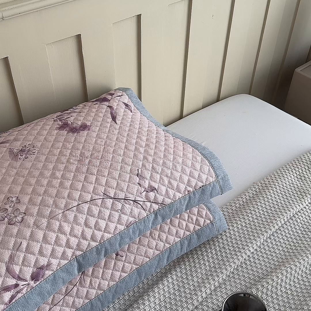 91家纺网 家纺一手货源 找家纺 凌云家纺 2026新款复古棉麻老粗布夹棉枕巾 紫叶繁花