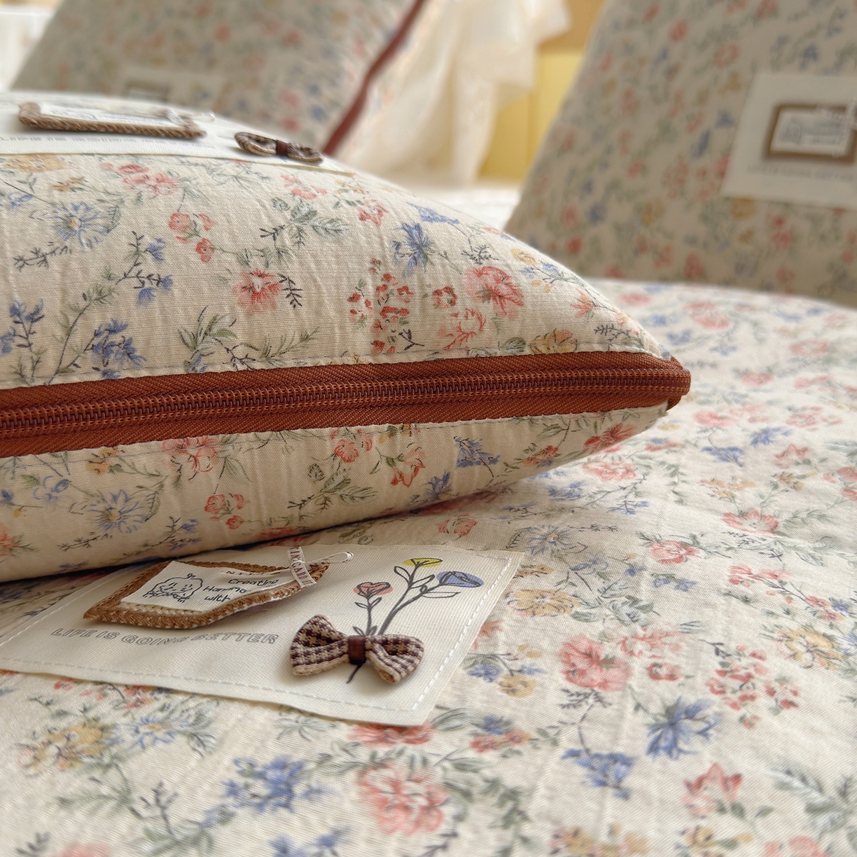 91家纺网 家纺一手货源 找家纺 宝马家纺（原梦童画） 2026新款色织云舒棉印花轻奢款抱枕被 浓情蜜意