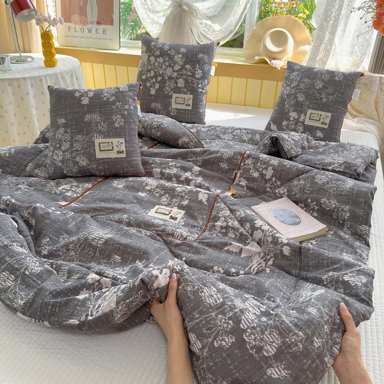 91家纺网 家纺一手货源 找家纺 宝马家纺（原梦童画） 2026新款色织云舒棉印花轻奢款抱枕被 春慕