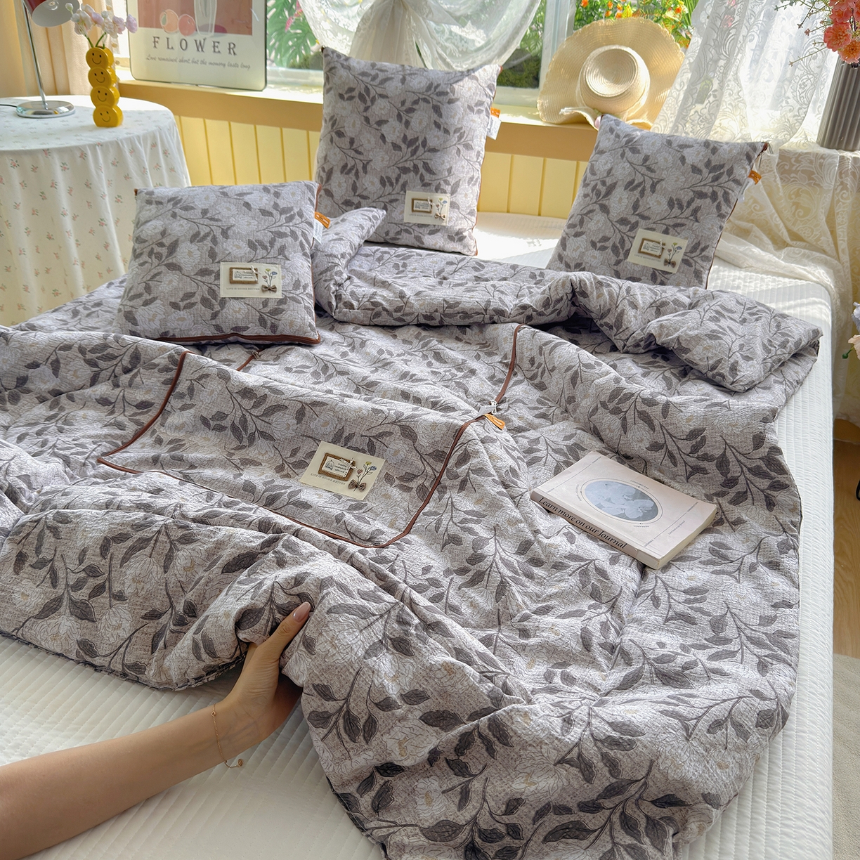 91家纺网 家纺一手货源 找家纺 宝马家纺（原梦童画） 2026新款色织云舒棉印花轻奢款抱枕被 花好月圆