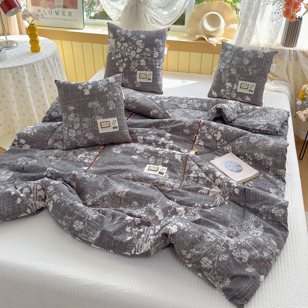 91家纺网 家纺一手货源 找家纺 宝马家纺（原梦童画） 2026新款色织云舒棉印花轻奢款抱枕被 春慕