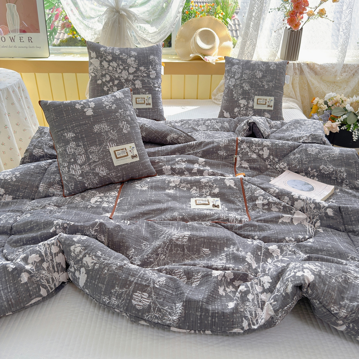 91家纺网 家纺一手货源 找家纺 宝马家纺（原梦童画） 2026新款色织云舒棉印花轻奢款抱枕被 春慕