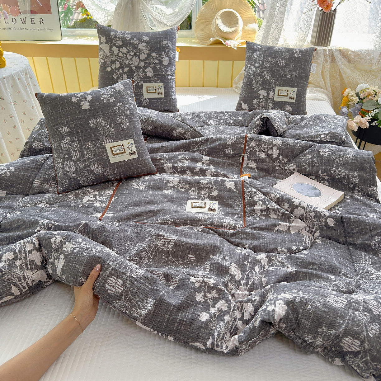 91家纺网 家纺一手货源 找家纺 宝马家纺（原梦童画） 2026新款色织云舒棉印花轻奢款抱枕被 春慕