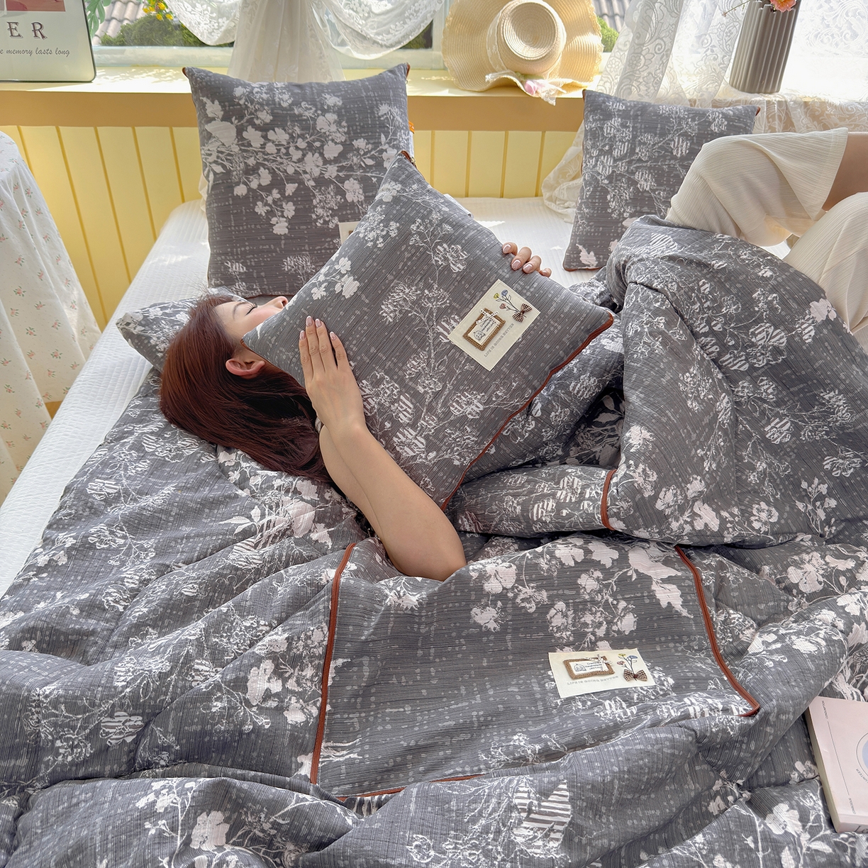 91家纺网 家纺一手货源 找家纺 宝马家纺（原梦童画） 2026新款色织云舒棉印花轻奢款抱枕被 春慕