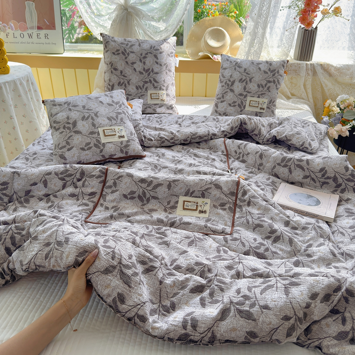 91家纺网 家纺一手货源 找家纺 宝马家纺（原梦童画） 2026新款色织云舒棉印花轻奢款抱枕被 花好月圆