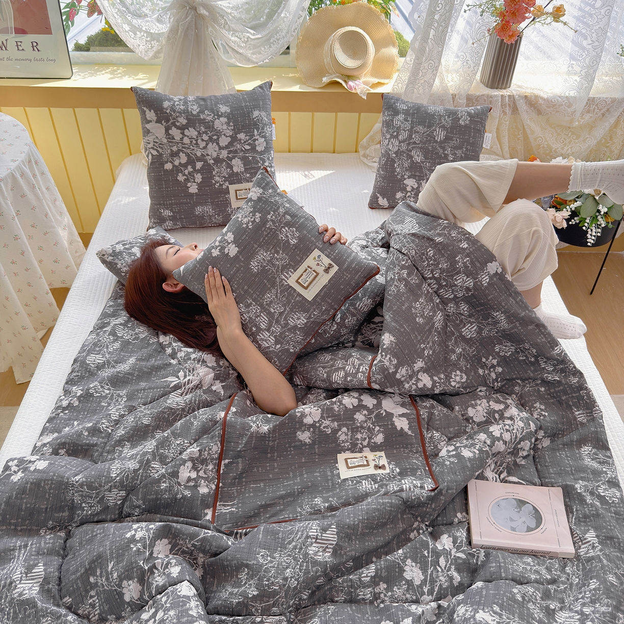 91家纺网 家纺一手货源 找家纺 宝马家纺（原梦童画） 2026新款色织云舒棉印花轻奢款抱枕被 春慕