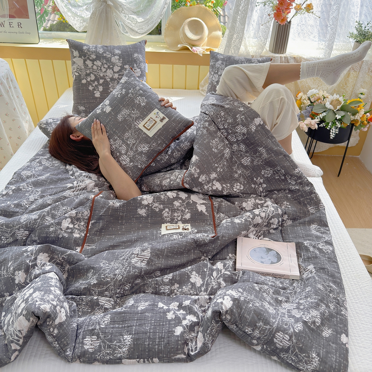 91家纺网 家纺一手货源 找家纺 宝马家纺（原梦童画） 2026新款色织云舒棉印花轻奢款抱枕被 春慕