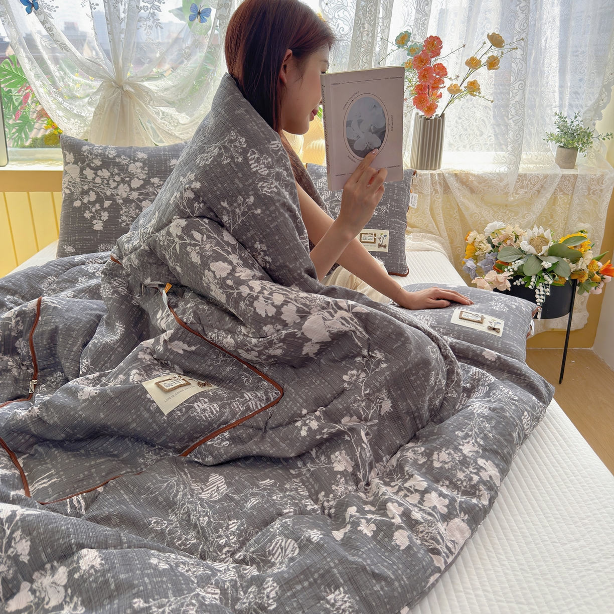 91家纺网 家纺一手货源 找家纺 宝马家纺（原梦童画） 2026新款色织云舒棉印花轻奢款抱枕被 春慕