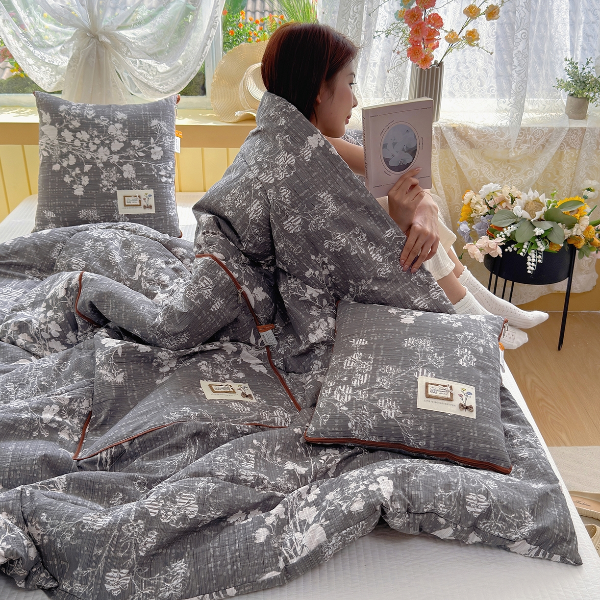 91家纺网 家纺一手货源 找家纺 宝马家纺（原梦童画） 2026新款色织云舒棉印花轻奢款抱枕被 春慕