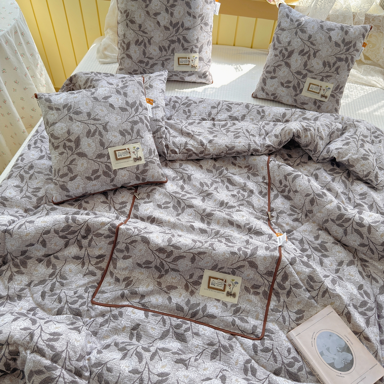 91家纺网 家纺一手货源 找家纺 宝马家纺（原梦童画） 2026新款色织云舒棉印花轻奢款抱枕被 花好月圆