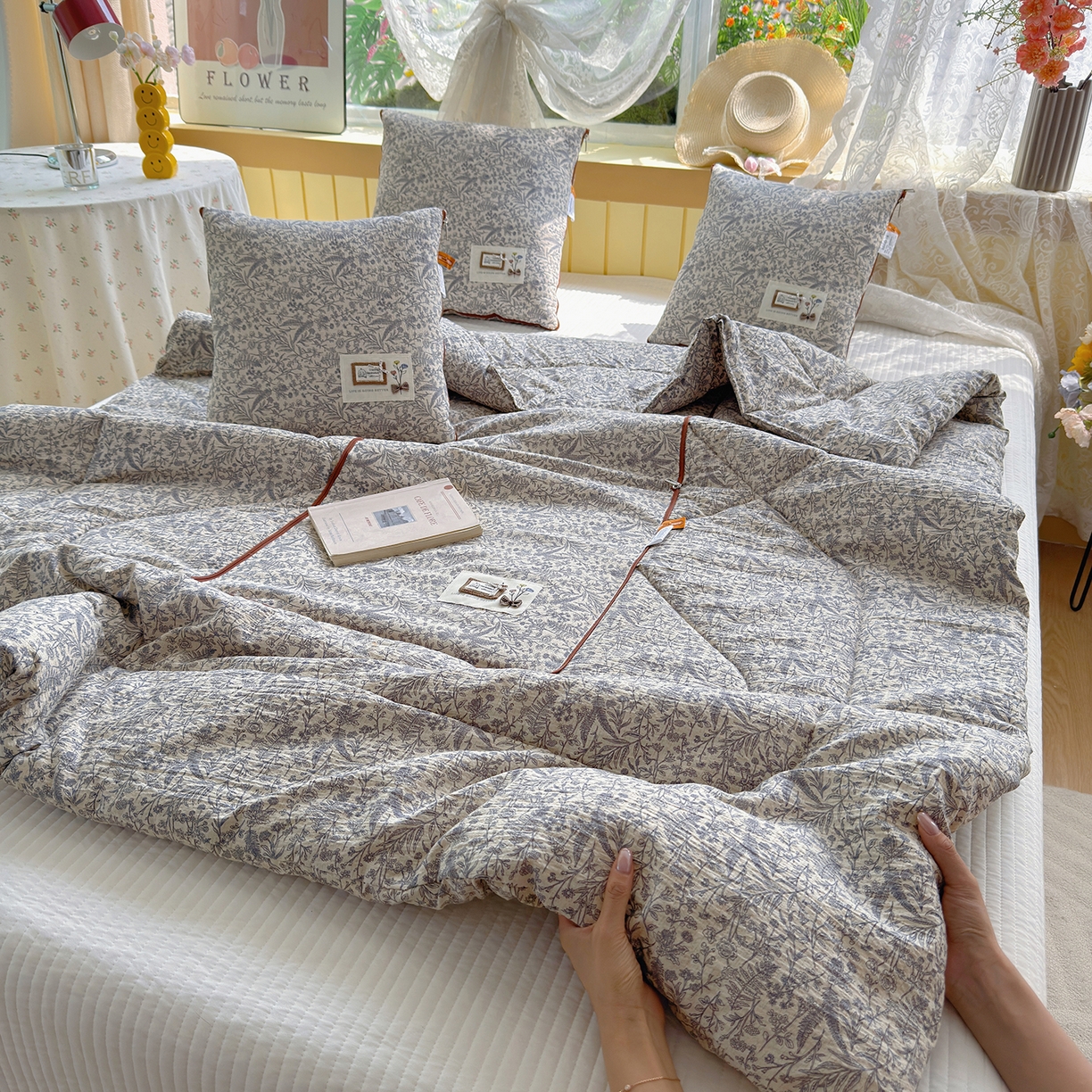 91家纺网 家纺一手货源 找家纺 宝马家纺（原梦童画） 2026新款色织云舒棉印花轻奢款抱枕被 镜花缘