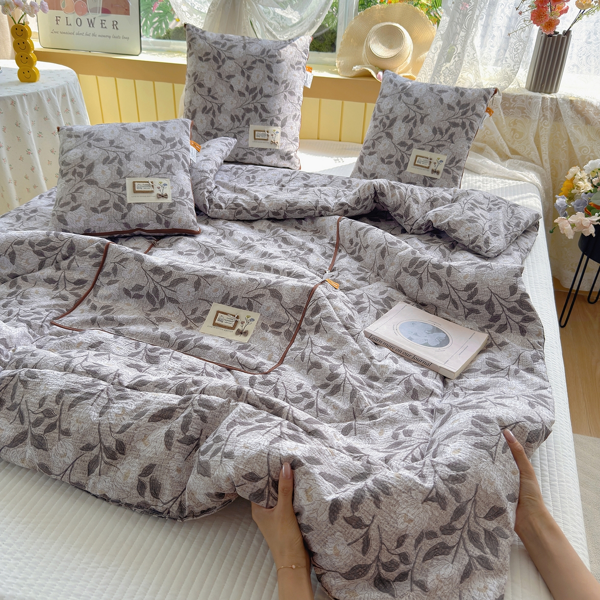 91家纺网 家纺一手货源 找家纺 宝马家纺（原梦童画） 2026新款色织云舒棉印花轻奢款抱枕被 花好月圆