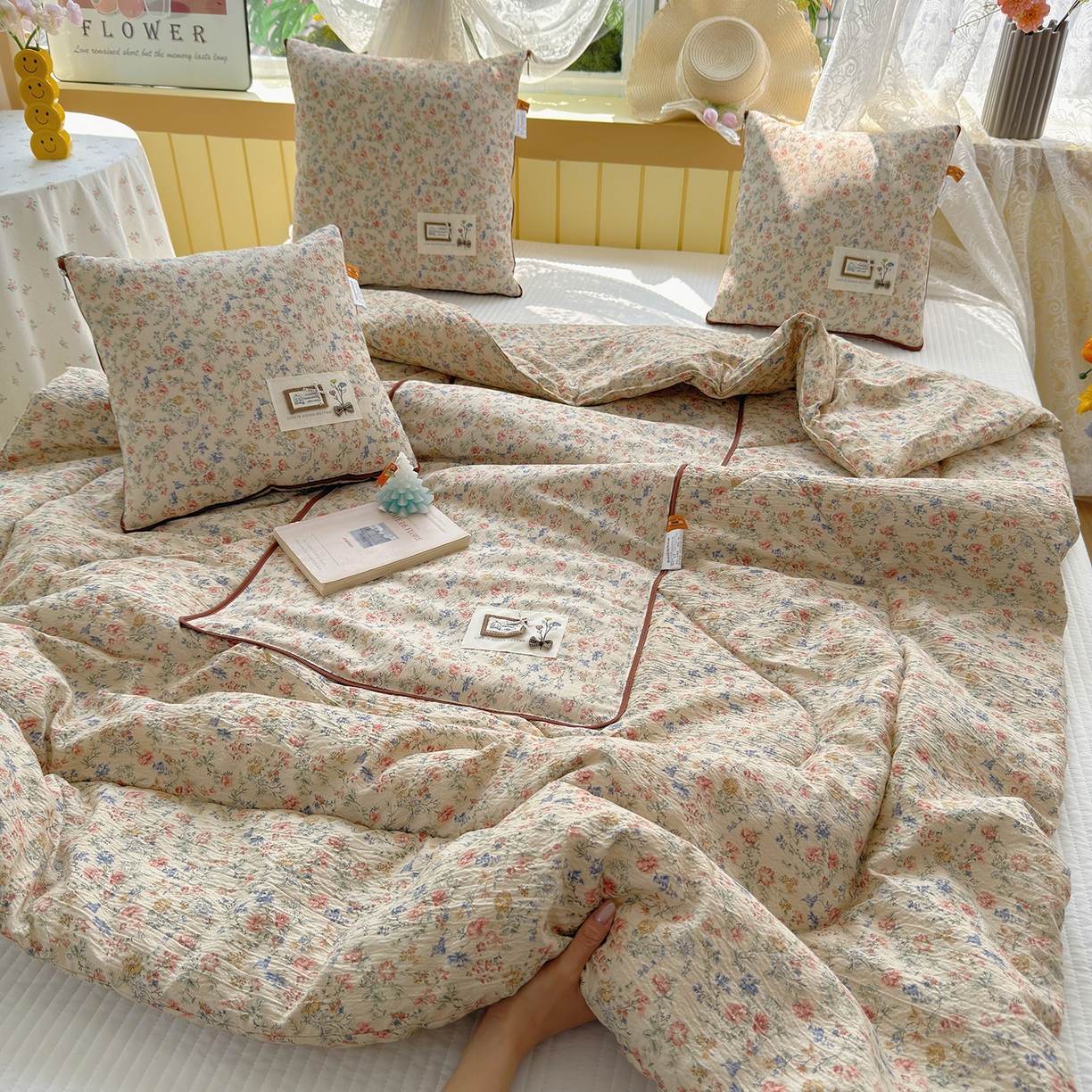 91家纺网 家纺一手货源 找家纺 宝马家纺（原梦童画） 2026新款色织云舒棉印花轻奢款抱枕被 浓情蜜意