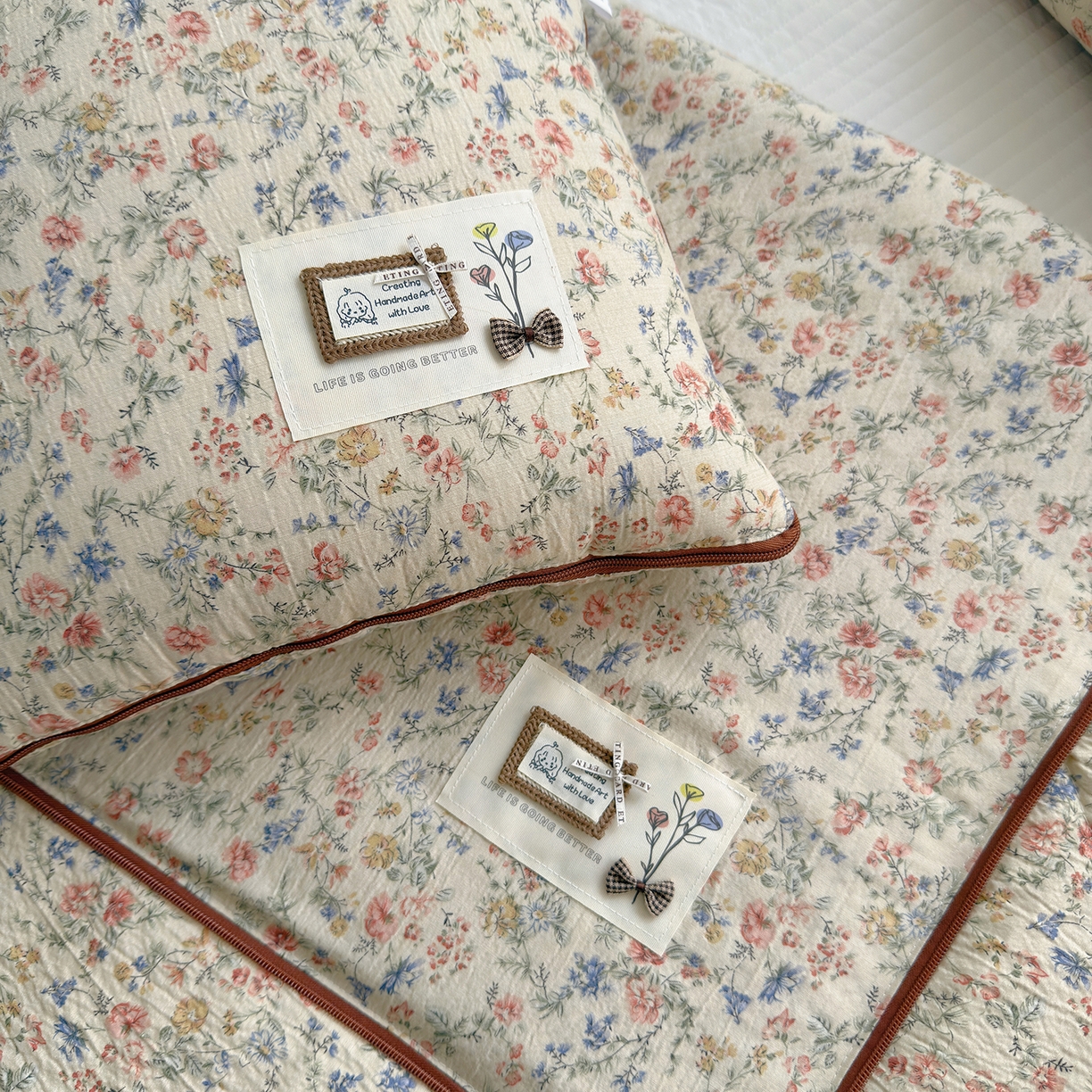 91家纺网 家纺一手货源 找家纺 宝马家纺（原梦童画） 2026新款色织云舒棉印花轻奢款抱枕被 浓情蜜意