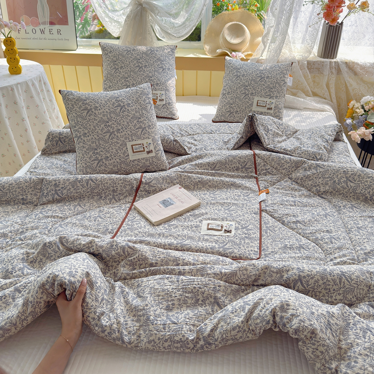 91家纺网 家纺一手货源 找家纺 宝马家纺（原梦童画） 2026新款色织云舒棉印花轻奢款抱枕被 镜花缘