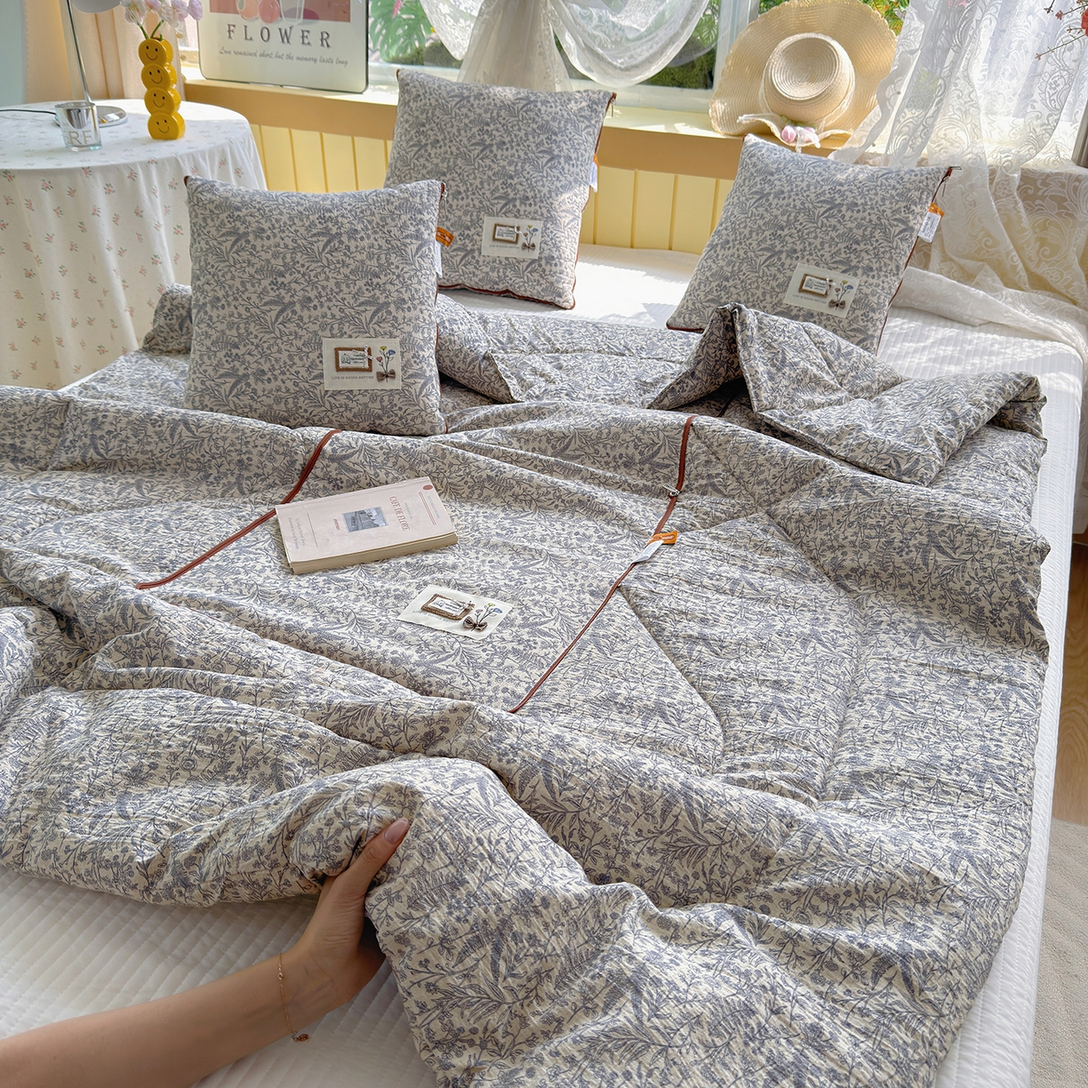 91家纺网 家纺一手货源 找家纺 宝马家纺（原梦童画） 2026新款色织云舒棉印花轻奢款抱枕被 镜花缘