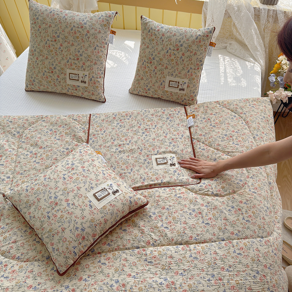 91家纺网 家纺一手货源 找家纺 （总）宝马家纺（原梦童画） 2026新款色织云舒棉印花轻奢款抱枕被