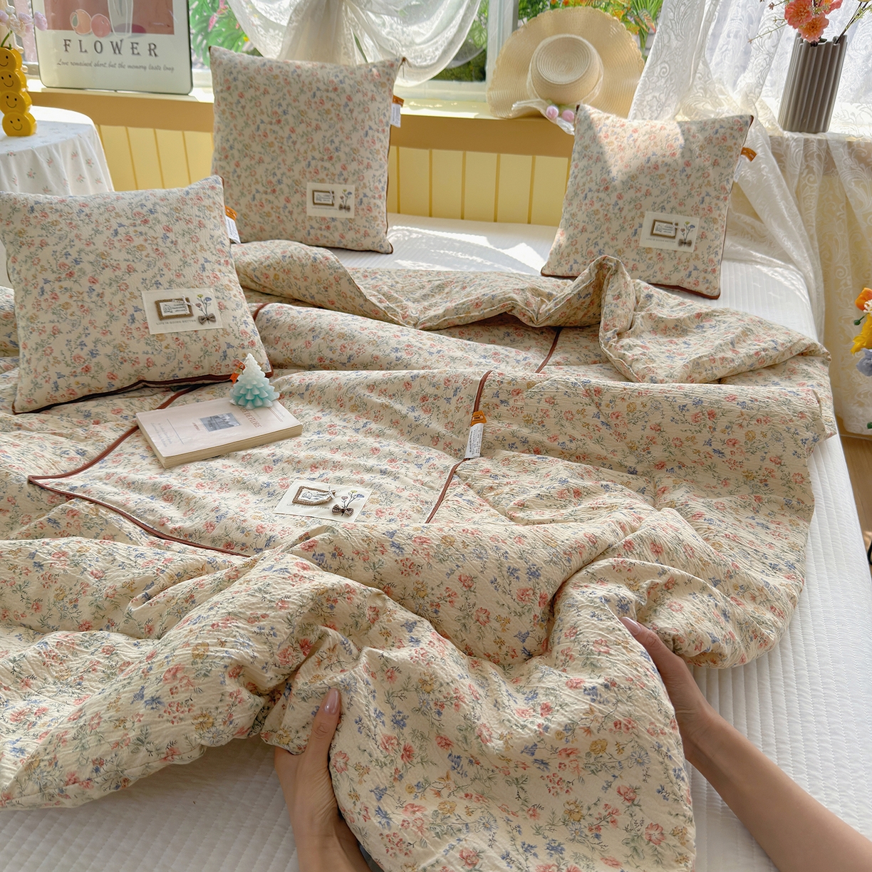 91家纺网 家纺一手货源 找家纺 宝马家纺（原梦童画） 2026新款色织云舒棉印花轻奢款抱枕被 浓情蜜意