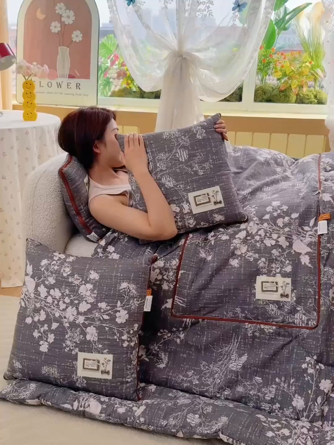 91家纺网 家纺一手货源 找家纺 宝马家纺（原梦童画） 2026新款色织云舒棉印花轻奢款抱枕被 春慕