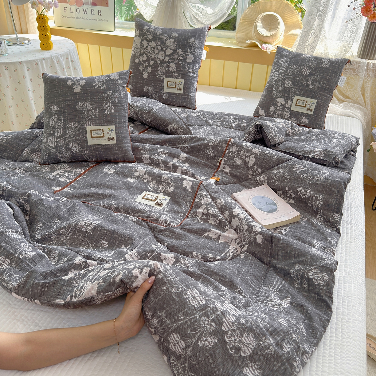 91家纺网 家纺一手货源 找家纺 宝马家纺（原梦童画） 2026新款色织云舒棉印花轻奢款抱枕被 春慕