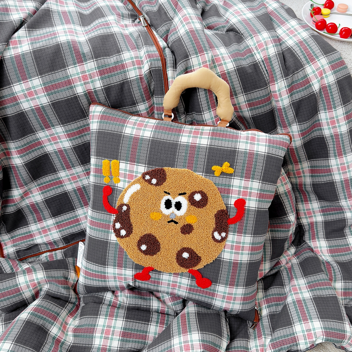 91家纺网 家纺一手货源 找家纺 （总）宝马家纺（原梦童画） 2026新款手提式色织毛巾绣愤怒的小饼干抱枕被