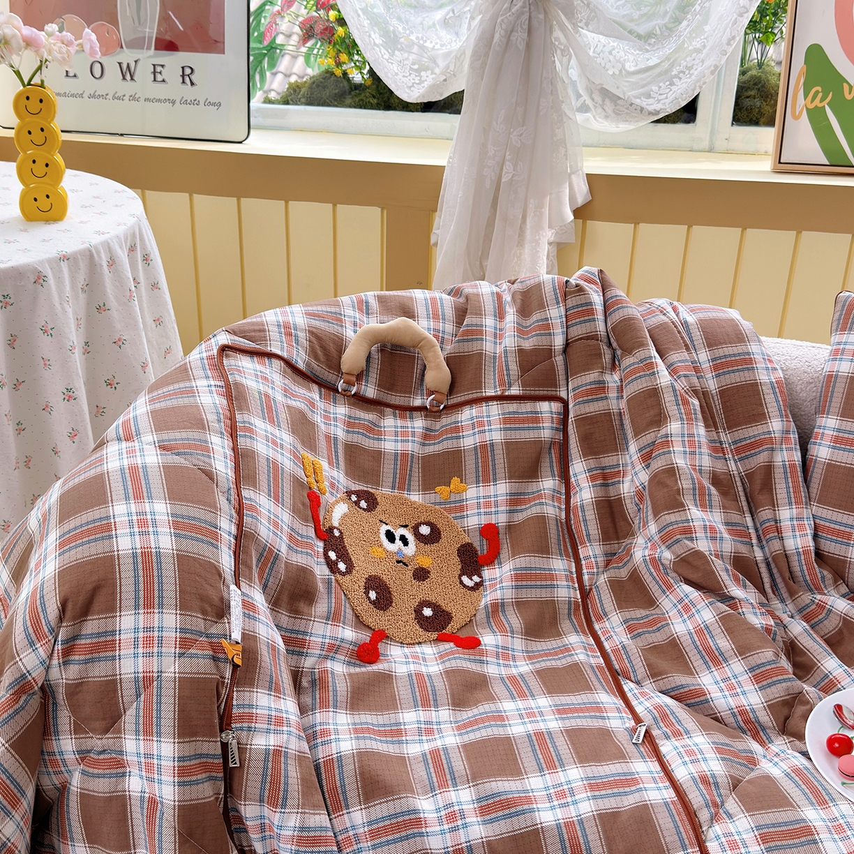 91家纺网 家纺一手货源 找家纺 宝马家纺（原梦童画） 2026新款手提式色织毛巾绣愤怒的小饼干抱枕被 愤怒的小饼干  咖