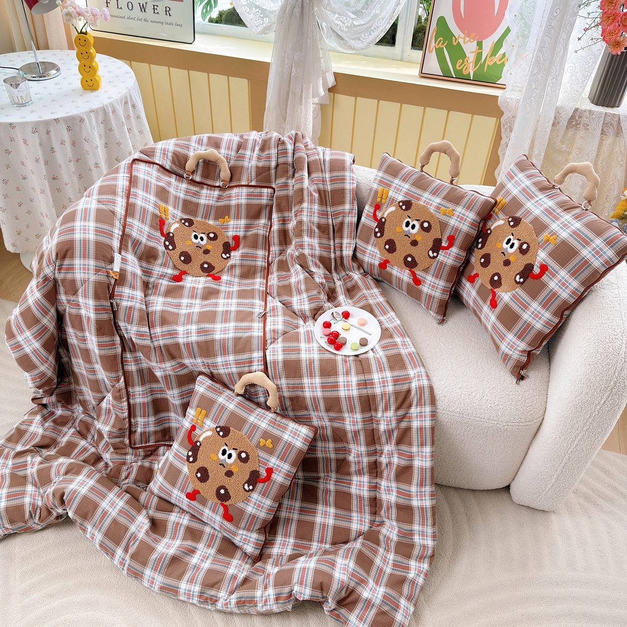 91家纺网 家纺一手货源 找家纺 宝马家纺（原梦童画） 2026新款手提式色织毛巾绣愤怒的小饼干抱枕被 愤怒的小饼干  咖