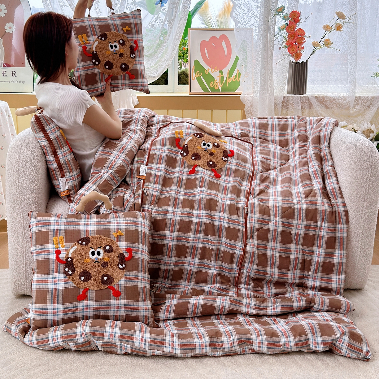 91家纺网 家纺一手货源 找家纺 宝马家纺（原梦童画） 2026新款手提式色织毛巾绣愤怒的小饼干抱枕被 愤怒的小饼干  咖