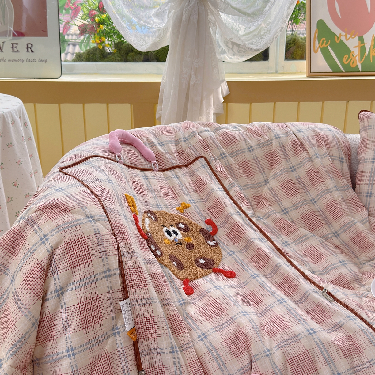 91家纺网 家纺一手货源 找家纺 宝马家纺（原梦童画） 2026新款手提式色织毛巾绣愤怒的小饼干抱枕被 愤怒的小饼干  粉