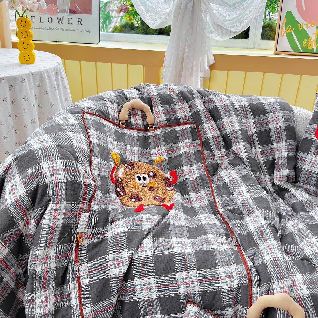 91家纺网 家纺一手货源 找家纺 宝马家纺（原梦童画） 2026新款手提式色织毛巾绣愤怒的小饼干抱枕被 愤怒的小饼干  灰