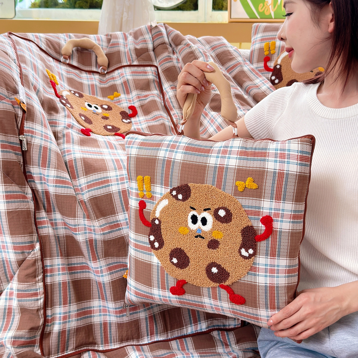 91家纺网 家纺一手货源 找家纺 宝马家纺（原梦童画） 2026新款手提式色织毛巾绣愤怒的小饼干抱枕被 愤怒的小饼干  咖