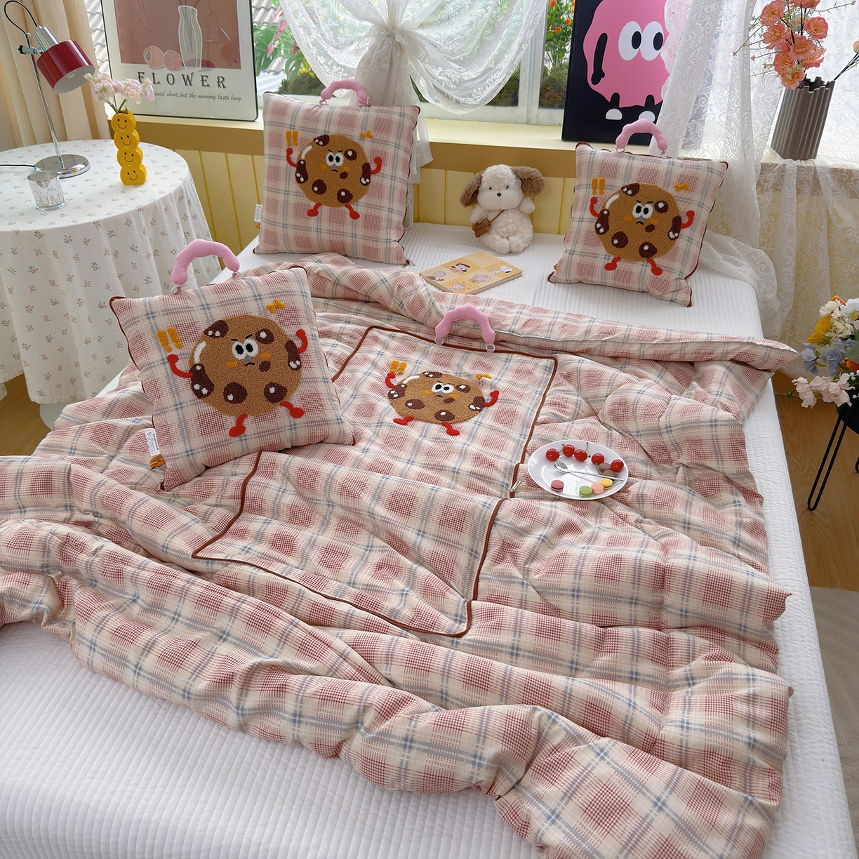 91家纺网 家纺一手货源 找家纺 宝马家纺（原梦童画） 2026新款手提式色织毛巾绣愤怒的小饼干抱枕被 愤怒的小饼干  粉