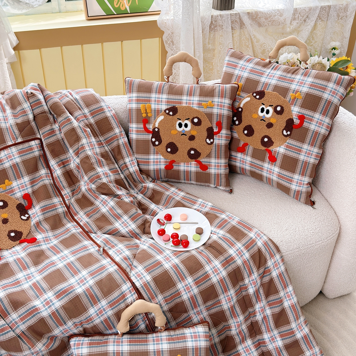 91家纺网 家纺一手货源 找家纺 宝马家纺（原梦童画） 2026新款手提式色织毛巾绣愤怒的小饼干抱枕被 愤怒的小饼干  咖