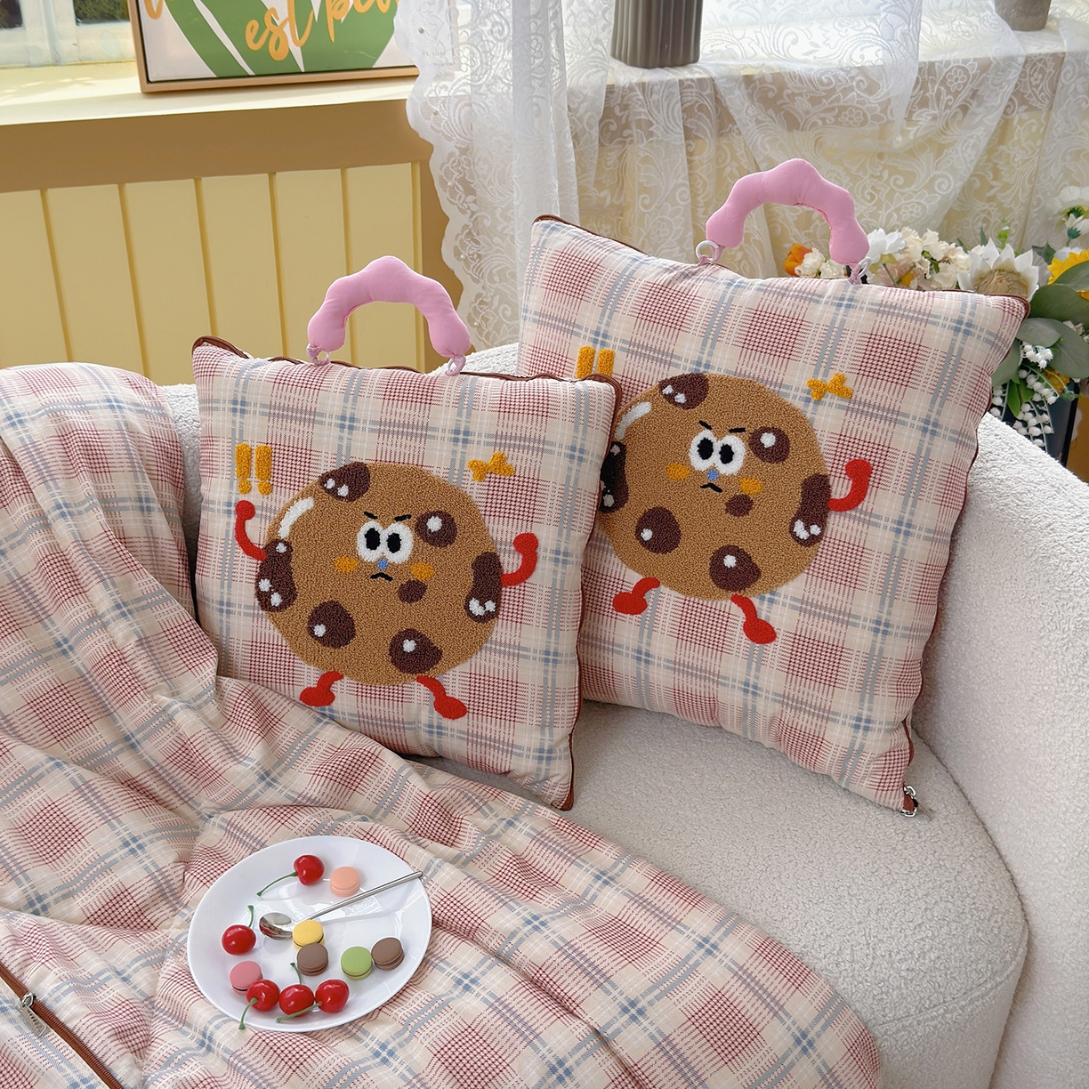 91家纺网 家纺一手货源 找家纺 宝马家纺（原梦童画） 2026新款手提式色织毛巾绣愤怒的小饼干抱枕被 愤怒的小饼干  粉