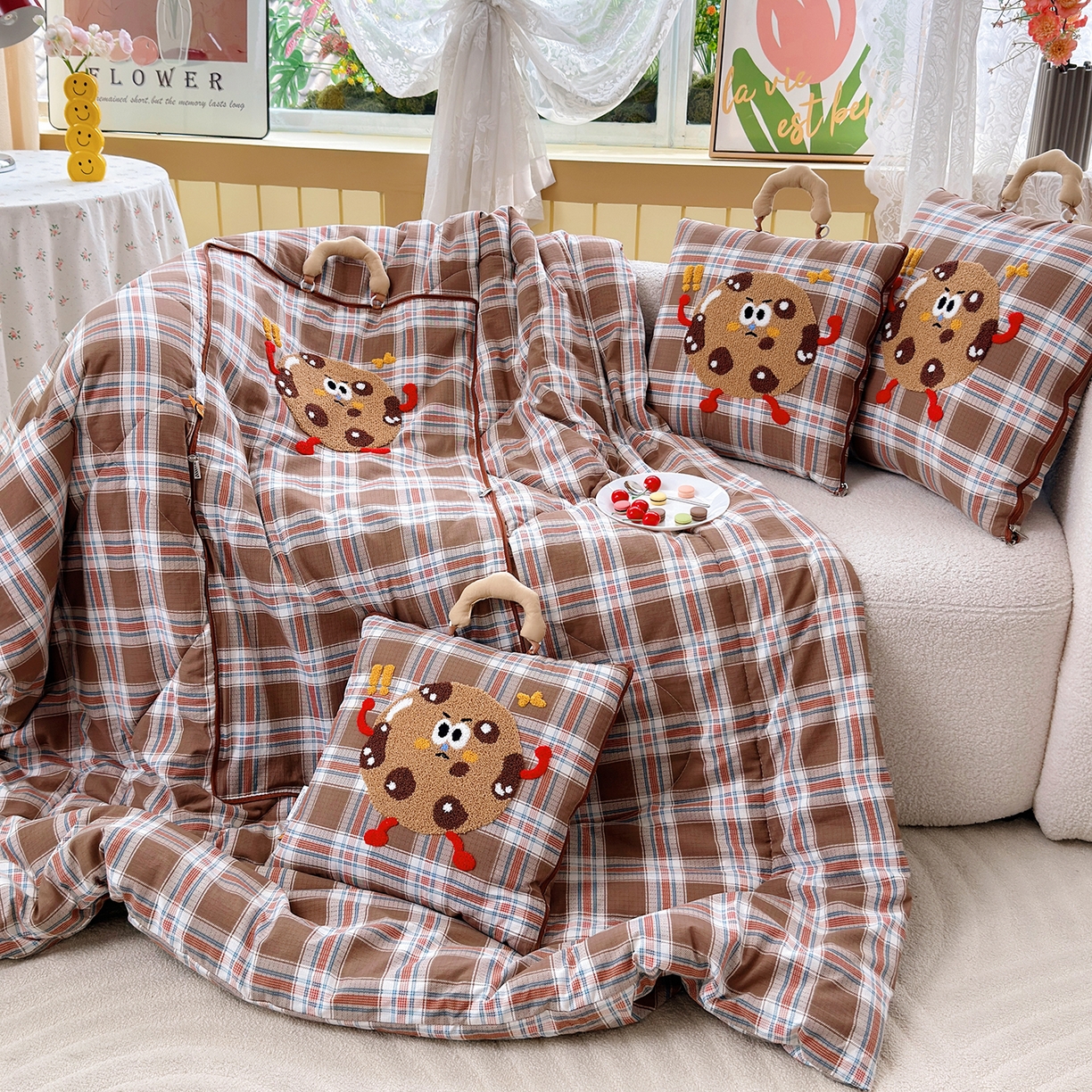 91家纺网 家纺一手货源 找家纺 宝马家纺（原梦童画） 2026新款手提式色织毛巾绣愤怒的小饼干抱枕被 愤怒的小饼干  咖