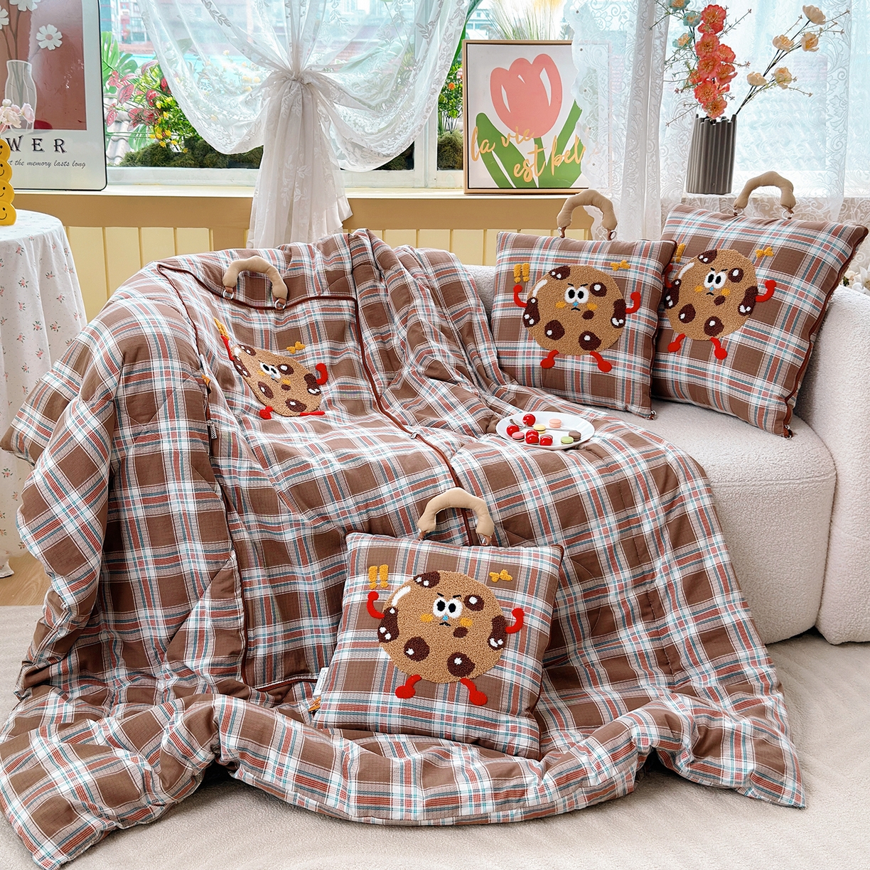 91家纺网 家纺一手货源 找家纺 宝马家纺（原梦童画） 2026新款手提式色织毛巾绣愤怒的小饼干抱枕被 愤怒的小饼干  咖