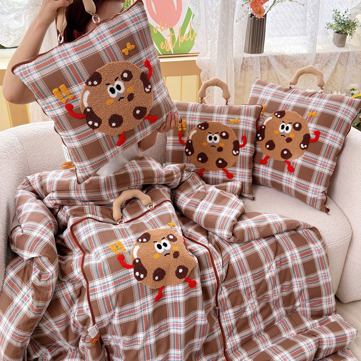 91家纺网 家纺一手货源 找家纺 宝马家纺（原梦童画） 2026新款手提式色织毛巾绣愤怒的小饼干抱枕被 愤怒的小饼干  咖