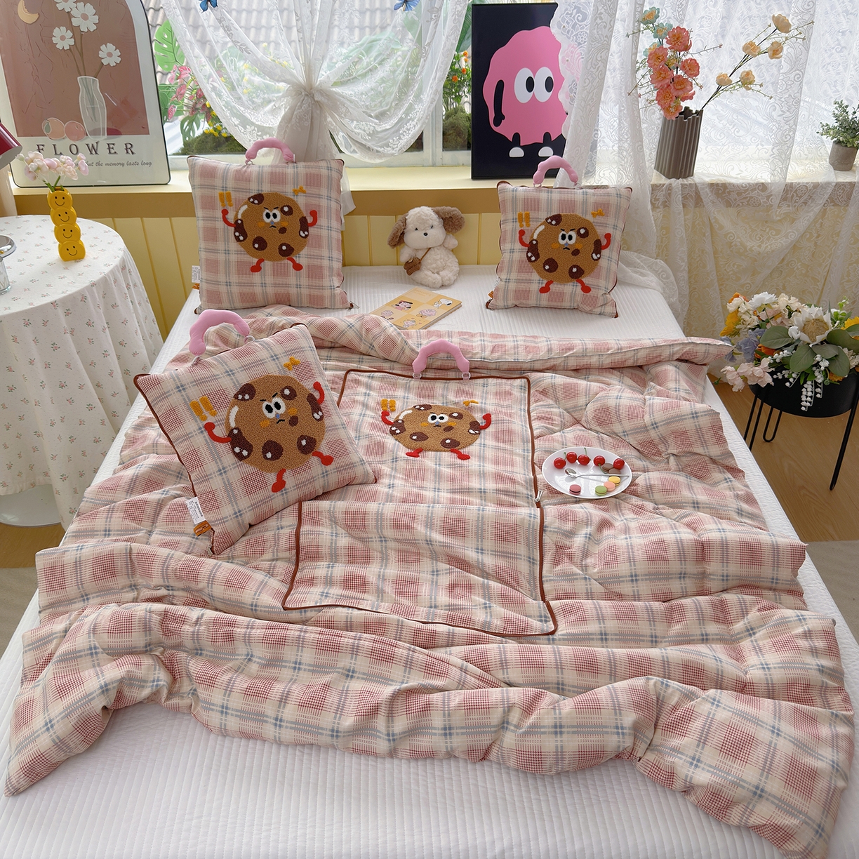 91家纺网 家纺一手货源 找家纺 宝马家纺（原梦童画） 2026新款手提式色织毛巾绣愤怒的小饼干抱枕被 愤怒的小饼干  粉