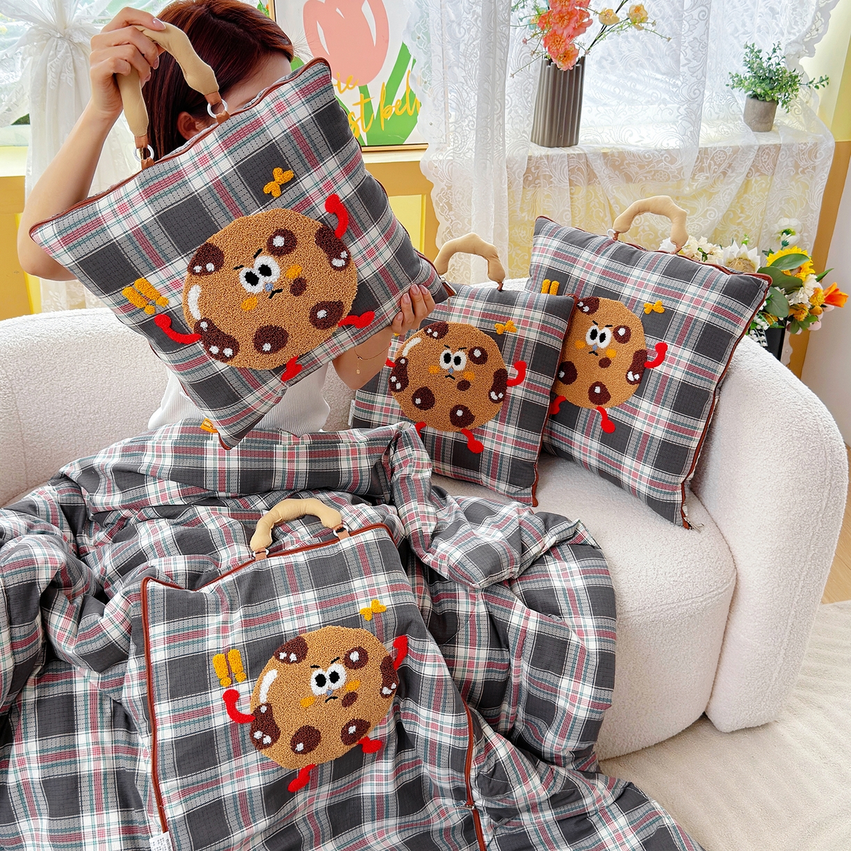 91家纺网 家纺一手货源 找家纺 宝马家纺（原梦童画） 2026新款手提式色织毛巾绣愤怒的小饼干抱枕被 愤怒的小饼干  灰