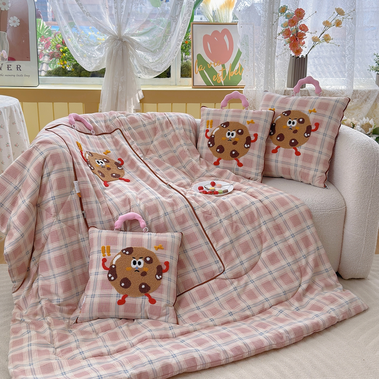 91家纺网 家纺一手货源 找家纺 宝马家纺（原梦童画） 2026新款手提式色织毛巾绣愤怒的小饼干抱枕被 愤怒的小饼干  粉