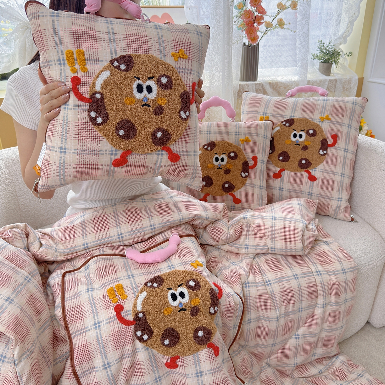 91家纺网 家纺一手货源 找家纺 宝马家纺（原梦童画） 2026新款手提式色织毛巾绣愤怒的小饼干抱枕被 愤怒的小饼干  粉