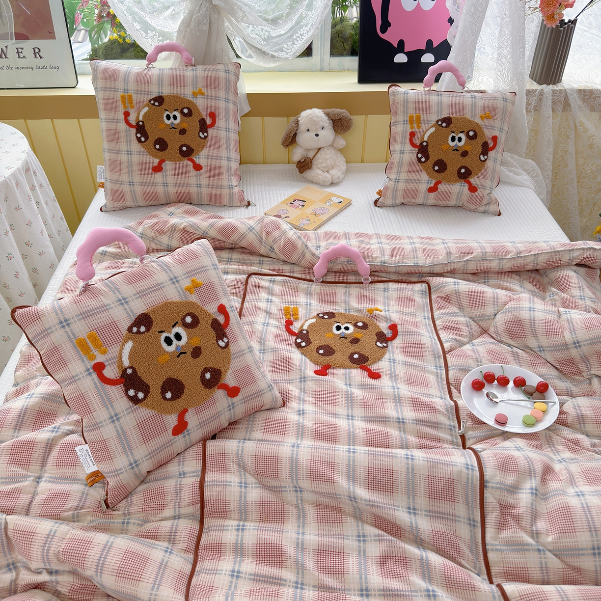 91家纺网 家纺一手货源 找家纺 宝马家纺（原梦童画） 2026新款手提式色织毛巾绣愤怒的小饼干抱枕被 愤怒的小饼干  粉