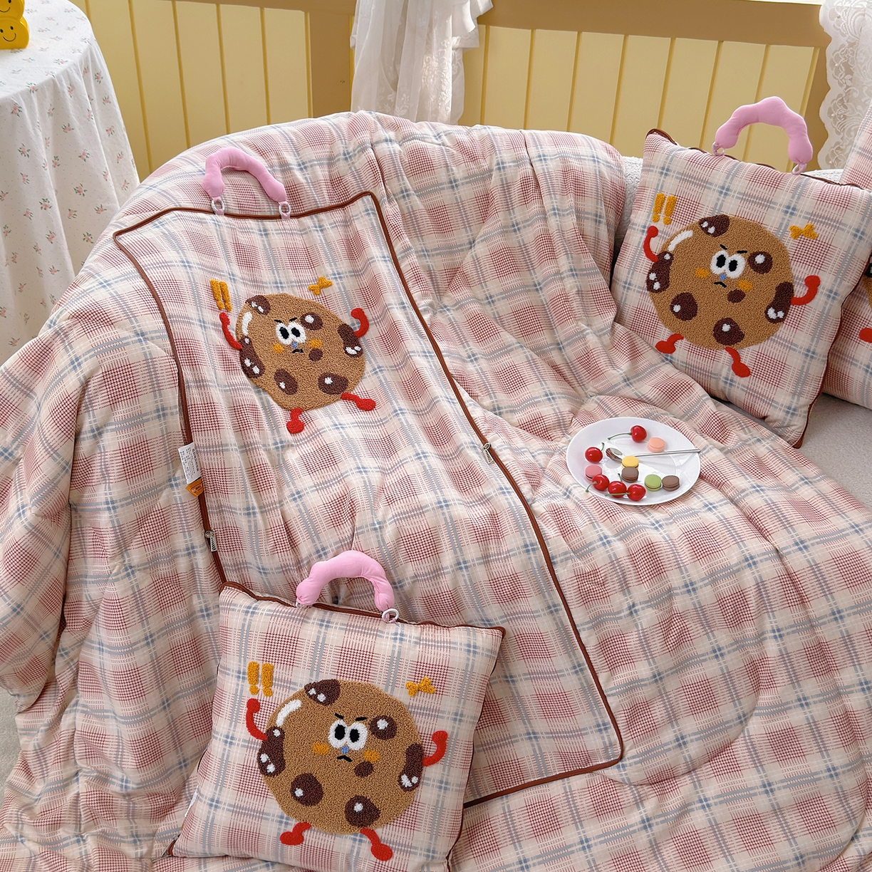 91家纺网 家纺一手货源 找家纺 宝马家纺（原梦童画） 2026新款手提式色织毛巾绣愤怒的小饼干抱枕被 愤怒的小饼干  粉