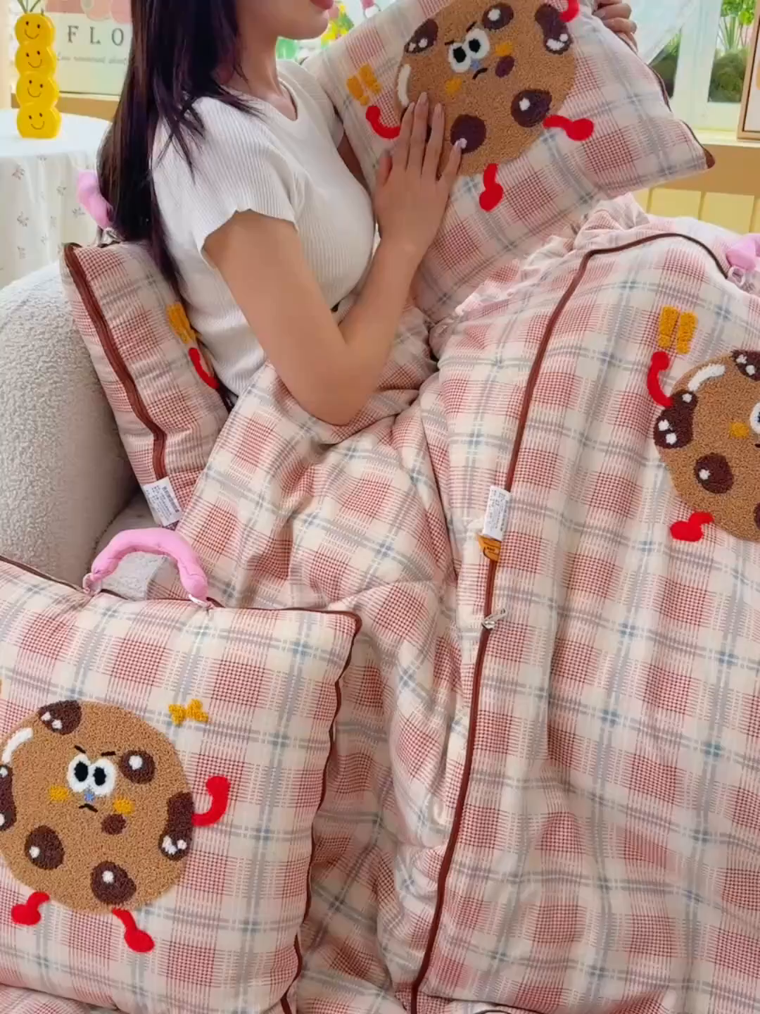 91家纺网 家纺一手货源 找家纺 宝马家纺（原梦童画） 2026新款手提式色织毛巾绣愤怒的小饼干抱枕被 愤怒的小饼干  粉