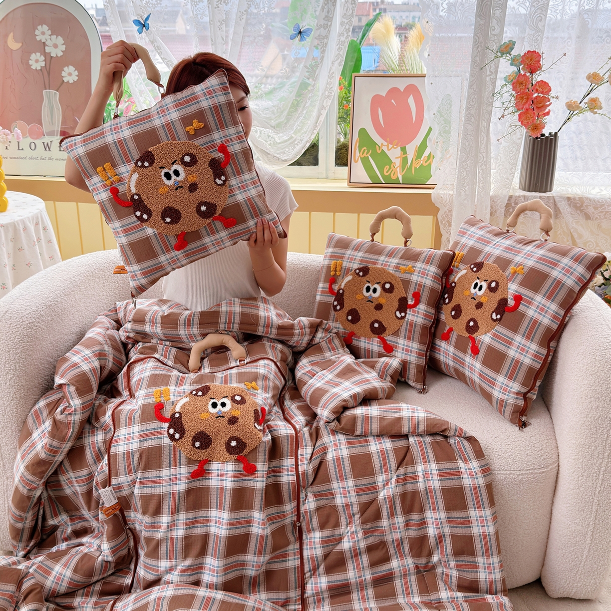 91家纺网 家纺一手货源 找家纺 宝马家纺（原梦童画） 2026新款手提式色织毛巾绣愤怒的小饼干抱枕被 愤怒的小饼干  咖