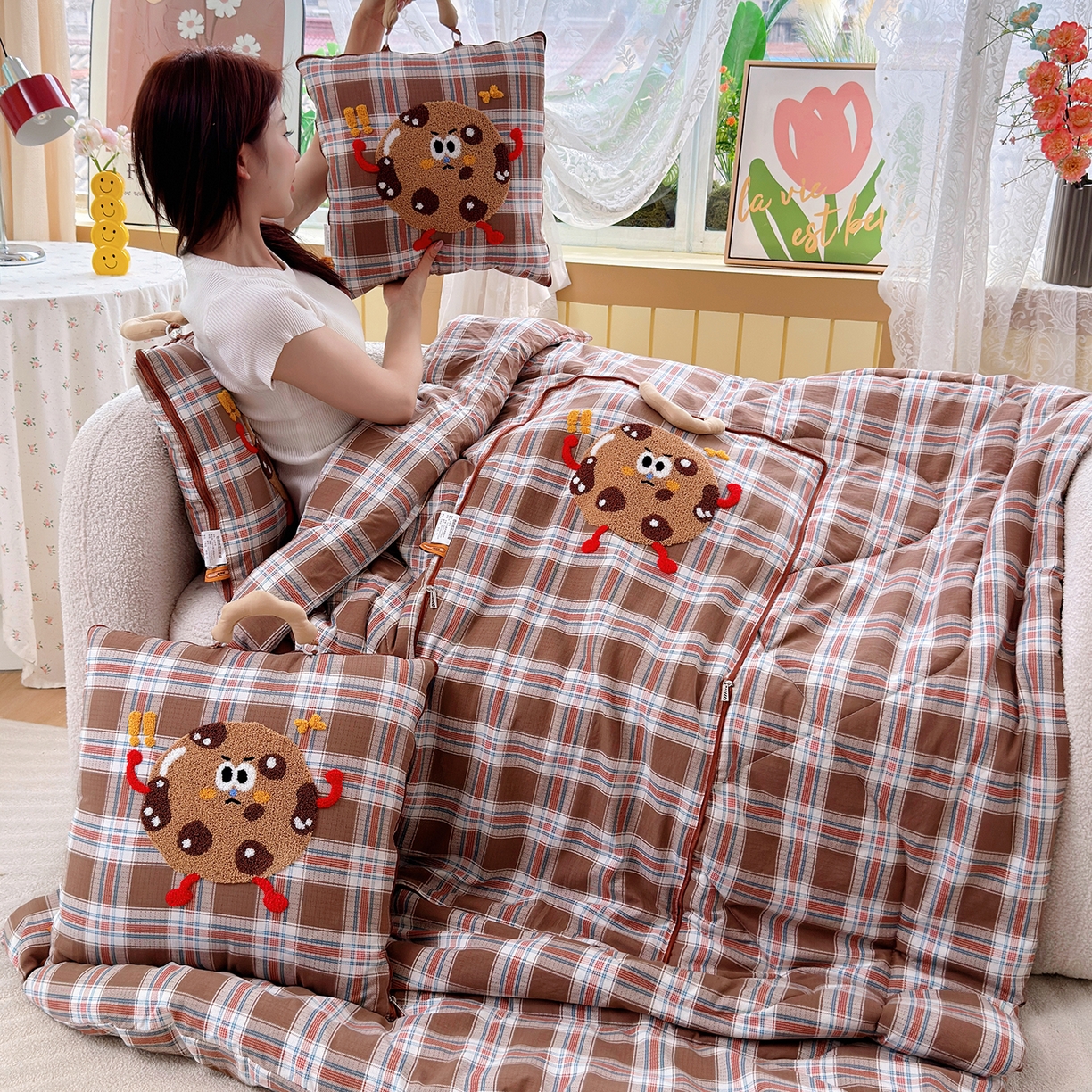 91家纺网 家纺一手货源 找家纺 宝马家纺（原梦童画） 2026新款手提式色织毛巾绣愤怒的小饼干抱枕被 愤怒的小饼干  咖