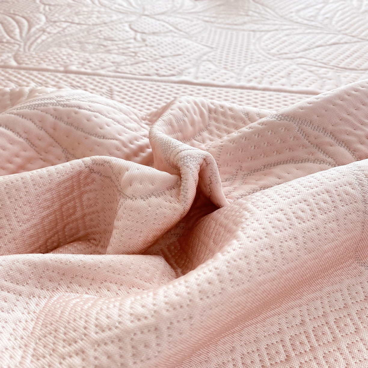 91家纺网 家纺一手货源 找家纺 能好家纺 2026春夏新款高分子PE冰豆豆床盖款凉席席子 半夏粉