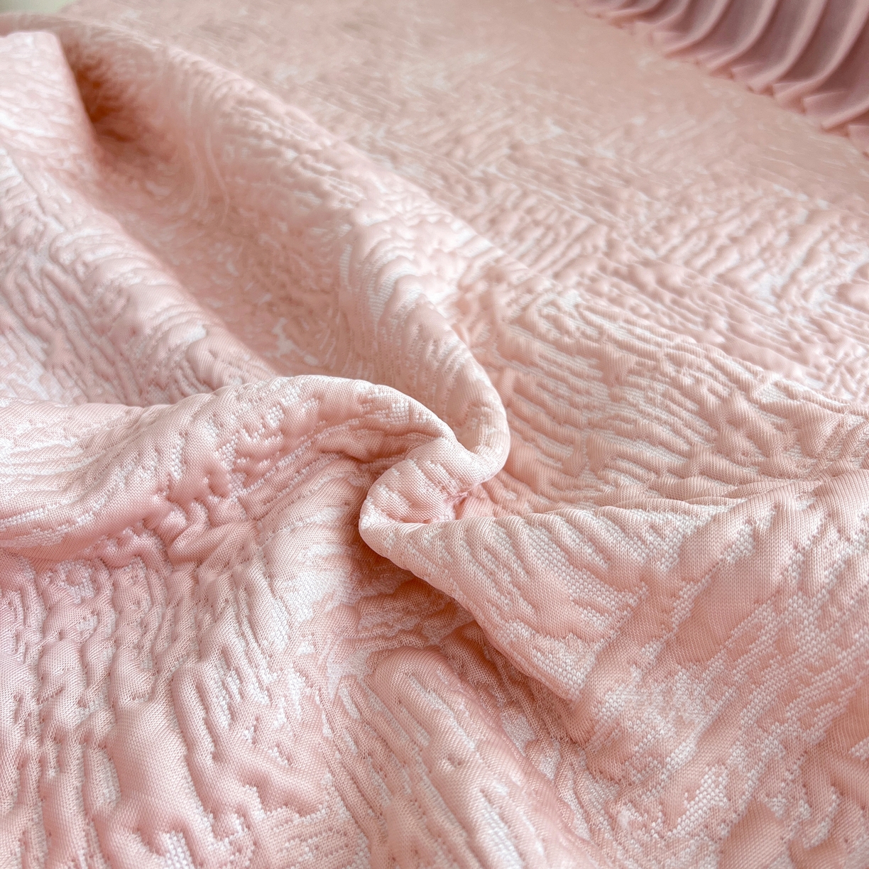 91家纺网 家纺一手货源 找家纺 能好家纺 2026春夏新款高分子PE冰豆豆床盖款凉席席子 轻奢粉